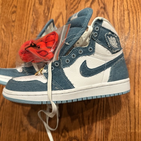 Jordan Kids' 1 Retro High OG in Denim Blue and White - Picture 2 of 5